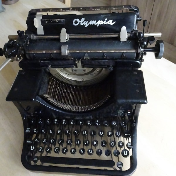 Olympia Mod 8. Angular model from 1938. Typewriter from Germany