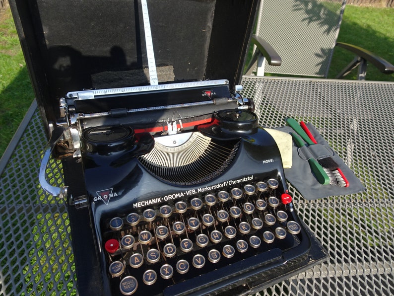 typewriter with wooden case Groma Type N