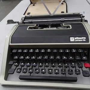 Olivetti Lettera DL, typewriter from around 1970 in case