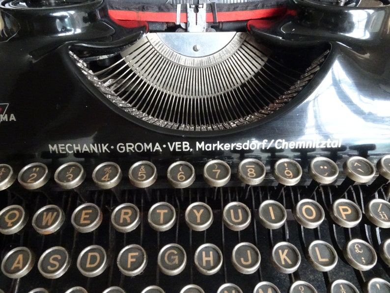 typewriter with wooden case Groma Type N