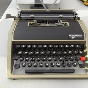 PMC Elite 44, (Olivetti Lettera DL), typewriter from the early 70s in case