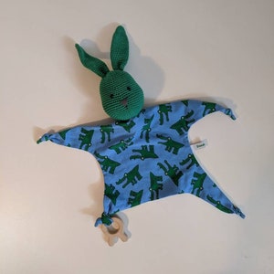 Cuddle,fidget cloth with bite ring and soft rabbit head, in which there is a rattle.