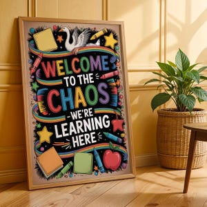 Lehrer-Chaos-Druck Willkommen im Chaos-Klassenzimmer Poster Druck Lustige bunte Schuldekor Lernraumzeichen Kreide Ente Back to School