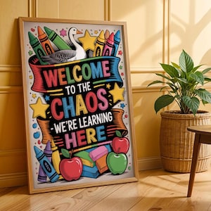 Impresión del caos del maestro Bienvenido al póster del aula del caos Impresión divertida y colorida Decoración escolar Letrero del espacio de aprendizaje Pato crayón Regreso a la escuela