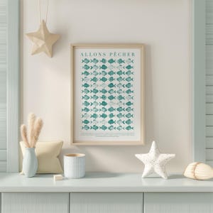 Póster con estampado de pesca francesa: Allons Pecher: arte de pared, decoración de vacaciones de verano en la costa, diseño caprichoso de pez azul