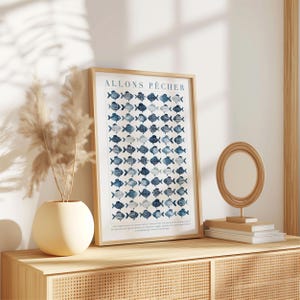 Impresión y póster de pesca francesa: Allons Pecher, arte de pared, decoración de vacaciones de verano en la costa, diseño caprichoso de pez azul