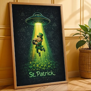 Pode incluir: Uma impressão emoldurada com um duende sendo levantado por um OVNI. O duende, segurando um pote de ouro, é iluminado por um raio de luz verde. O fundo é escuro com estrelas e trevos, com o texto "St. Patrick" na parte inferior.