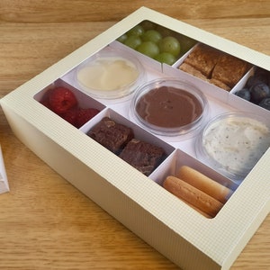 Archivo SVG para cortar una caja de pastoreo grande para contener recipientes de delicatessen de 4 oz y 6 compartimentos, archivos SVG compatibles con Cricut, caja de refrigerio SVG, caja de comida para fiestas svg