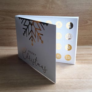 Fichiers numériques pour découper un grand calendrier de l'Avent de 24 espaces avec couverture pour Cricut, Silhouette, ScanNCut aux formats SVG, Studio 3, toile