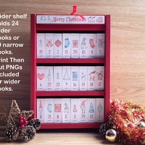 Puede incluir: Un calendario de adviento navideño de madera roja con tres estantes, cada uno con cajas numeradas con ilustraciones festivas. La parte superior dice "Merry Christmas". El texto en el lateral dice "Wider shelf holds 24 wider books or 30 narrow books."