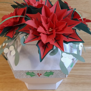 Lot de fichiers SVG pour découper une boîte cadeau avec des fleurs de poinsettia et de gui, grande boîte cadeau de Noël SVG, Cricut, Silhouette, ScanNCut, Siser svg