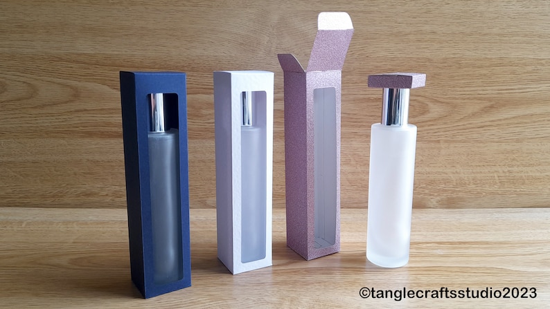 Pu&ograve; includere: Quattro flaconi di profumo in scatole di diversi colori. Le scatole sono blu, bianca, rosa e la quarta bottiglia non &egrave; in una scatola. Le bottiglie sono tutte di vetro trasparente con tappi argentati.