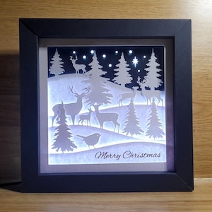 Cervo nella scatola ombra degli alberi innevati che include Frame, SVG, Studio3, CanvasWorkspace, Cricut, Silhouette, ScanNCut, SVG di Natale, Frame SVG