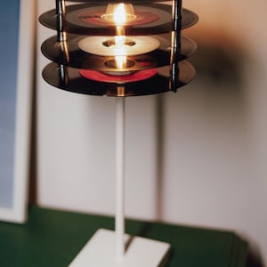 Bordlampa med vinylskivor för ditt hem | Retro lampskärm med staplade skivor