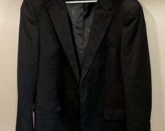 Conjunto de chaqueta y pantalón de traje a rayas para hombre. Talla de la chaqueta: 46R, talla del pantalón: 40W 29L. Marca: Dockers.