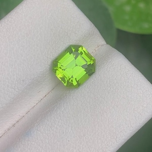 Péridot taille émeraude de 2,2 ct : pierre de pendentif de naissance d&#39;août