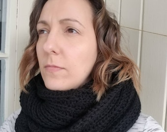 Le Vent du Nord: Black ribbed infinity scarf, super comfortable, warm and soft. Perfect for winter