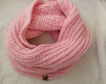 Le Vent du Nord: Pink ribbed infinity scarf, super comfortable, warm and soft. Perfect for winter