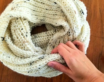 Le Vent du Nord: Speckled cream ribbed infinity scarf, super comfortable, warm and soft. Perfect for winter