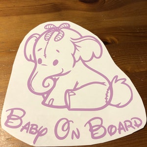 Puede incluir: Una pegatina de vinilo morado con un elefante bebé de dibujos animados y el texto "Baby On Board".