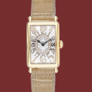 Puede incluir: Un reloj de pulsera rectangular dorado con esfera clara y correa de cuero beige. La esfera presenta números grandes y estilizados y un óvalo con diamantes. Un artículo de lujo.