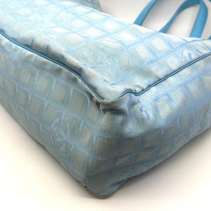 Puede incluir: Bolso tote azul claro con un patr&oacute;n acolchado y asas azules a juego. El bolso presenta un dise&ntilde;o de logotipo repetido. El bolso est&aacute; hecho de un material suave y texturizado.