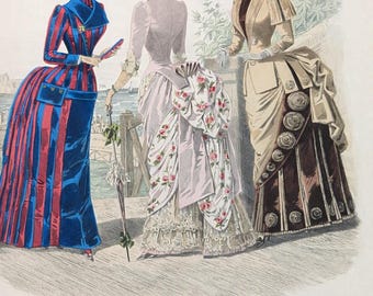 Może przedstawiać: Vintage ilustracja zatytułowana Rachel's Cottage Studio oraz LATEST PARIS FASHIONS Digital Download, przedstawiająca trzy postacie w strojach z XIX wieku. Jedna ma na sobie niebiesko-czerwoną sukienkę w paski, druga spódnicę w kwiaty, a trzecia beżową marynarkę.