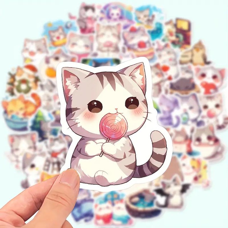 以下が含まれることがあります： 猫のステッカーのコレクション。メインのステッカーは、ピンクのペロペロキャンディーを持った、グレーと白の縞模様の可愛い漫画の猫です。猫は大きな茶色の目とピンクの頬をしています。背景の他のステッカーは、さまざまな猫のイラストを示しています。