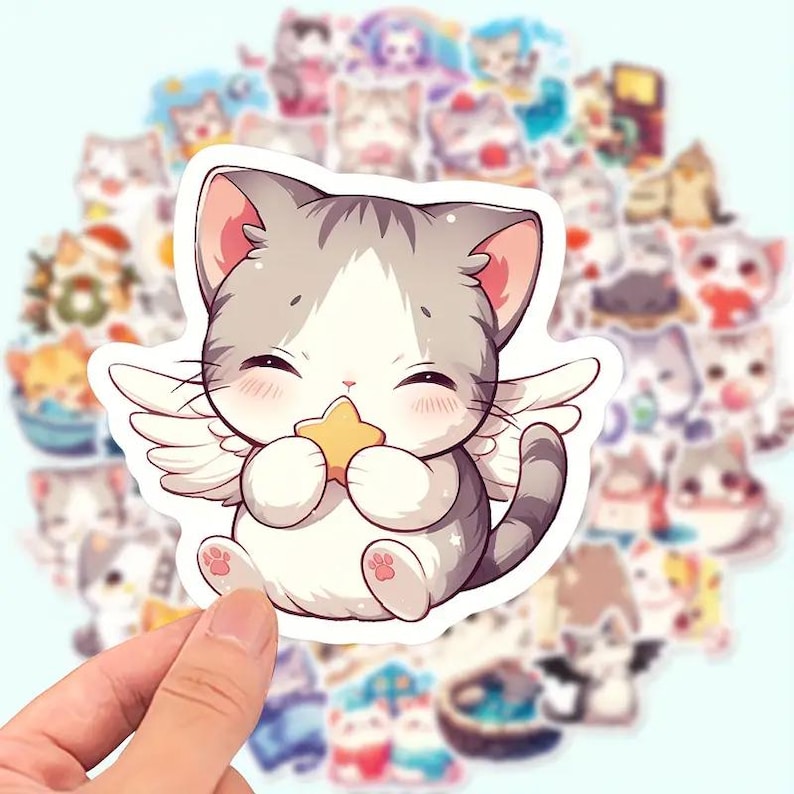 以下が含まれることがあります： グレーと白の毛並み、天使の羽、星を持つかわいい漫画の猫のステッカー。猫は笑顔で黄色の星を持っています。他の猫のステッカーが背景にあります。