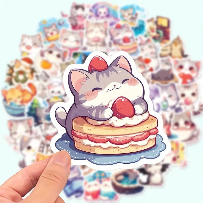 以下が含まれることがあります： カラフルな猫のステッカーのコレクション。1つのステッカーには、ケーキの上にイチゴを持っている灰と白の猫が描かれています。ステッカーは漫画風で、さまざまなアイテムの装飾に適しています。