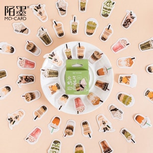 Könnte beinhalten: Eine Sammlung von 30 bunten Aufklebern mit verschiedenen Bubble-Tea-Designs. Die Aufkleber sind in einem Kreis auf einem hellrosa Hintergrund angeordnet. Die Aufkleber zeigen verschiedene Geschmacksrichtungen von Bubble Tea, darunter Milchtee, Matcha-Tee und Früchtetee. Die Aufkleber sind perfekt, um Ihrem Planer, Tagebuch oder Laptop einen Hauch von Spaß und Fantasie zu verleihen.