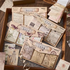Könnte beinhalten: Eine Sammlung von Papieren im Vintage-Stil, darunter Notizblöcke und Umschläge, mit botanischen, Schmetterlings- und Kartenmotiven. Die Papiere haben einen Sepia-Ton, der ihnen ein gealtertes Aussehen verleiht. Einige Stücke weisen chinesischen Text auf.