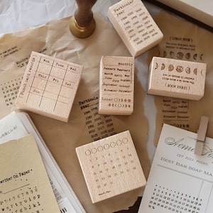 Timbri in legno con calendario – OFFERTA SPECIALE -50% | Motivi mensili, panoramiche annuali, timbri con calendario per scrapbooking e design creativo su carta