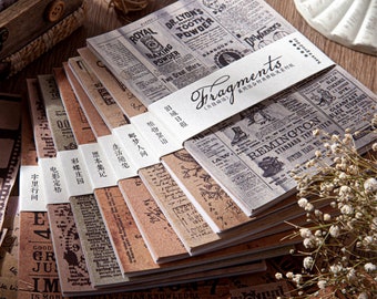 Könnte beinhalten: Ein Stapel Notizblöcke im Vintage-Stil mit einem braunen und weißen Zeitungsdruckdesign. Die Blöcke sind mit dem Wort "Fragments" und chinesischen Schriftzeichen beschriftet.