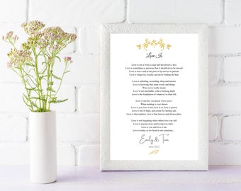 Könnte beinhalten: Ein druckbares Hochzeitsschild mit goldenem Blumendesign und dem Text "Love Is", gefolgt von einem Gedicht über die Liebe. Das Schild hat einen weißen Hintergrund und trägt unten die Namen "Emily & Tom" und das Datum "Juni 2022".