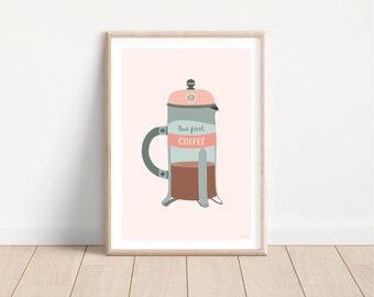 Può includere: Stampa incorniciata con un'illustrazione di una caffettiera a pistone. La caffettiera è nei toni del verde acqua, corallo e marrone, con la scritta "But first, coffee". Lo sfondo è rosa tenue.