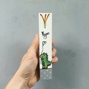 キッズメズーザ、パーソナライズされたメズーザ、巻物付きメズーザ、ユダヤ教の赤ちゃんへの贈り物、男の子のメズーザ、恐竜メズーザ、手作りメズーザ、恐竜