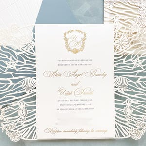 Strandhochzeitseinladungs-Set mit Pearl Pergamentverpackung und geprägtem Seashell Cut-Umschlagfutter