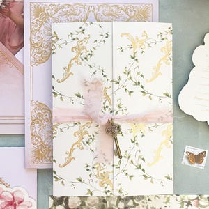 Convite de casamento no estilo Jardim Secreto com detalhes em aquarela – Design floral vintage de jardim, papelaria de casamento inspirada no barroco vitoriano