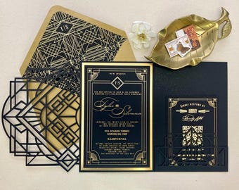 Puede incluir: Invitación de boda negra y dorada con un diseño geométrico. La invitación incluye los nombres de la pareja, "Tyler y Sierra", la fecha, "sábado 26 de enero", y la ubicación, "1533 Dolphin Terrace, Concours Del Mar, California".