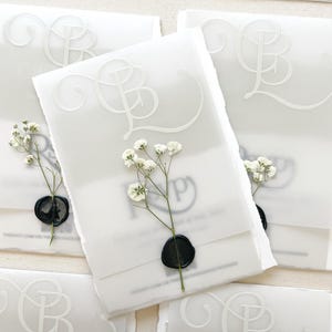 Geprägte Pergament-Hochzeitseinladungen mit erhabenem Monogramm und Schleierkraut-Blumenmuster, cremefarbene Hochzeitseinladung mit Wachssiegel, romantisches Briefpapier