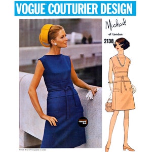 Peut inclure: Patron de couture Vogue pour une robe de Michael of London, numéro de modèle 2138. Le patron montre deux mannequins portant la robe dans des couleurs différentes, l'une en bleu et l'autre en pêche.