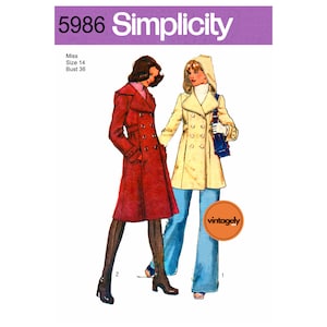 K&ouml;nnte beinhalten: Vintage Simplicity Schnittmuster Nummer 5986 f&uuml;r einen Damenmantel. Das Schnittmuster ist f&uuml;r eine junge Dame in Gr&ouml;&szlig;e 14 mit einem Brustumfang von 91,4 cm. Das Schnittmuster zeigt zwei Frauen, die verschiedene Versionen des Mantels tragen, eine in Rot und eine in Creme.