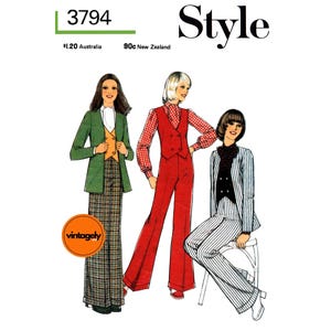 以下が含まれることがあります： ヴィンテージのStyleファッションイラスト。70年代風の衣装を着た3人のモデルが描かれています。衣装には、グリーンのブレザー、赤いパンツスーツ、ストライプのスーツが含まれます。「Style」の文字が上部にあり、数字「3794」と「vintagely」の文字があります。