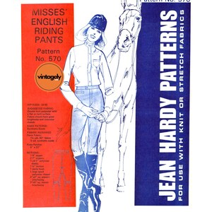Pu&ograve; includere: Un modello di cucito vintage per pantaloni da equitazione per donne. Il modello si chiama "Jean Hardy Patterns" ed &egrave; per l'uso con tessuti a maglia o elastici. Il numero del modello &egrave; 570. L'illustrazione mostra una donna che indossa i pantaloni e cavalca a cavallo.