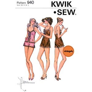 Peut inclure: Un patron de couture vintage pour une robe de nuit avec des bordures en dentelle. Le patron est pour les tailles XS, S, M et L. Le patron est de Kwik Sew et conçu par Kerstin Martensson.