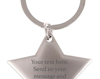 Peut inclure: Un porte-clés en métal argenté en forme d'étoile avec un anneau fendu circulaire. Le centre de l'étoile est gravé avec le texte : Your text here. Send us your message and choose from our list of fonts. La surface a une finition brossée.