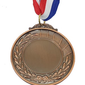 Peut inclure: Une m&eacute;daille de bronze avec un design de couronne de laurier et un ruban attach&eacute;. La m&eacute;daille a un espace vide au centre pour la gravure.