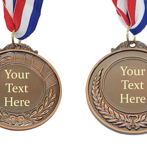 Peut inclure: Une m&eacute;daille de bronze avec un design de couronne de laurier et le texte "Your Text Here" en lettres dor&eacute;es.