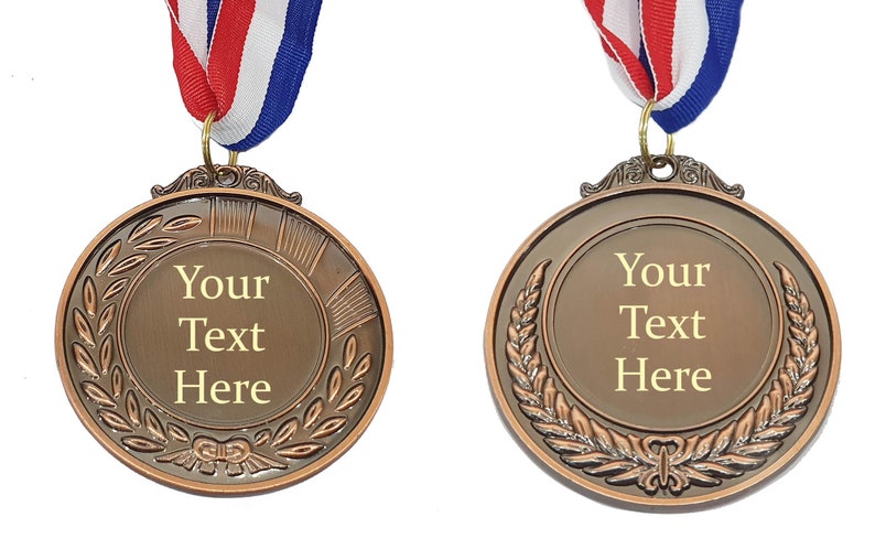 Peut inclure: Une m&eacute;daille de bronze avec un design de couronne de laurier et le texte "Your Text Here" en lettres dor&eacute;es.